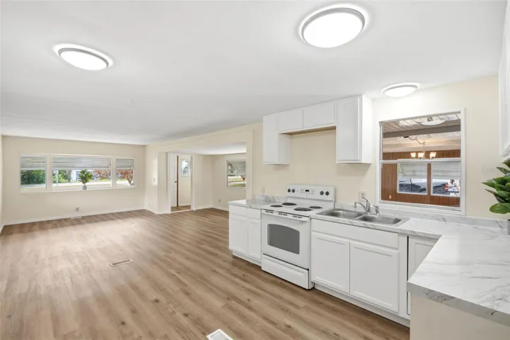 KITCHEN/LIVING ROOM COMBO