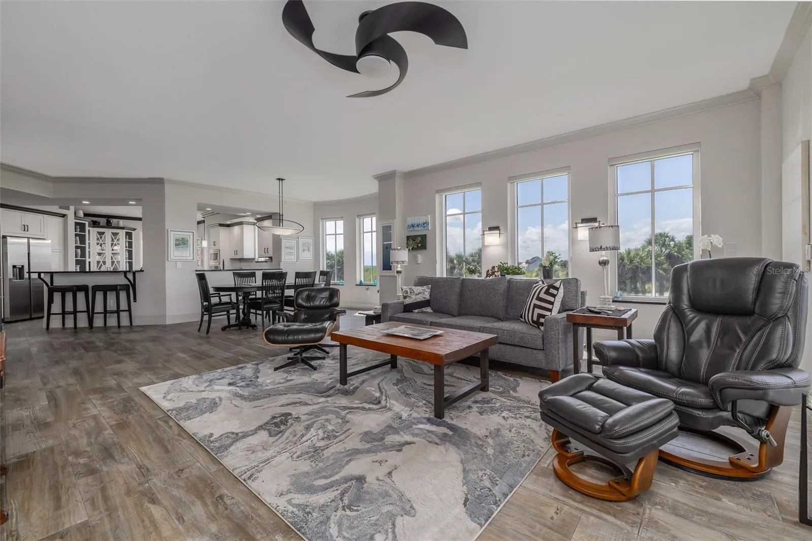 Open floorplan with lots of windows!