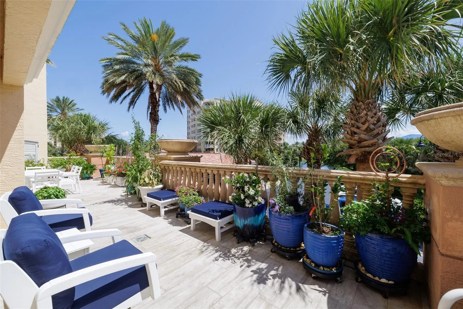 Huge wraparound balcony to enjoy!