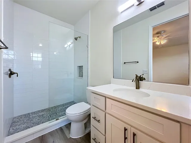 En suite full bathroom