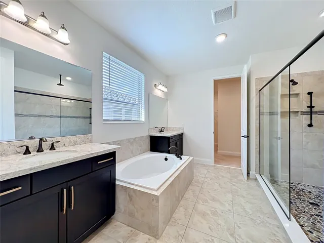 Owner’s en-suite bath
