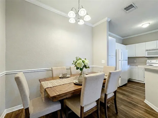 Dining area (virtual staging)