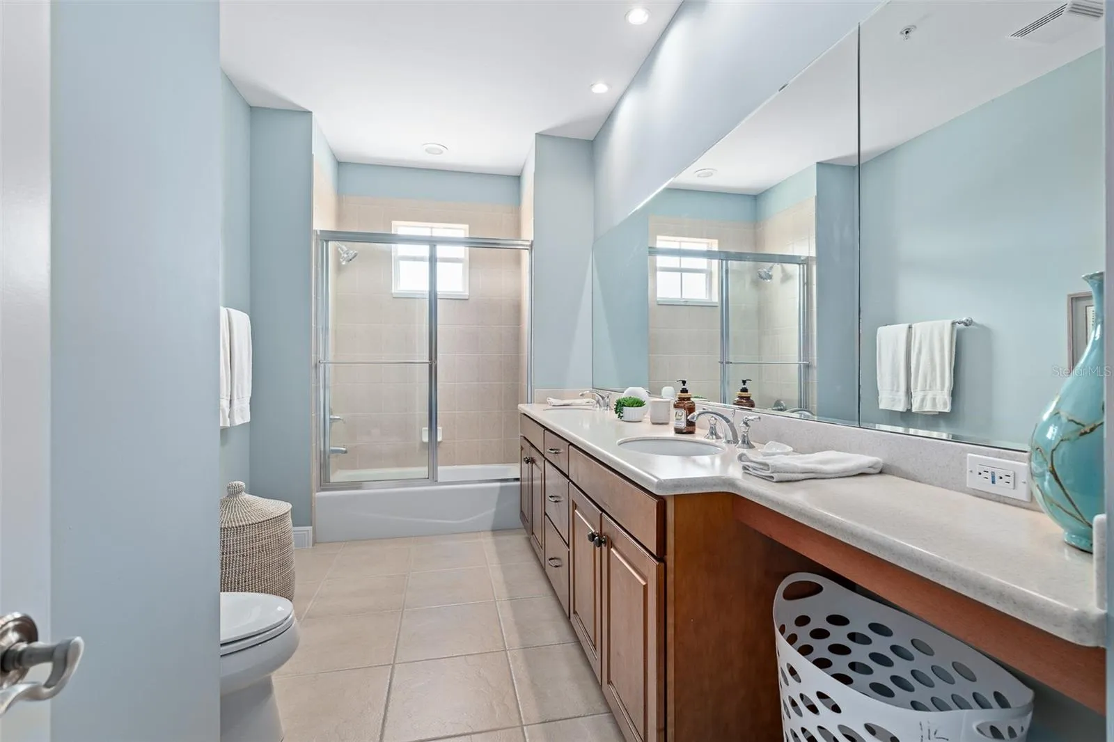 2nd large bathroom for Dedroom 2 &amp; 3