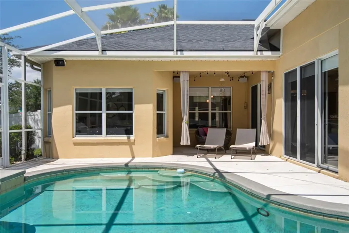 SCREEN POOL WITH SPA