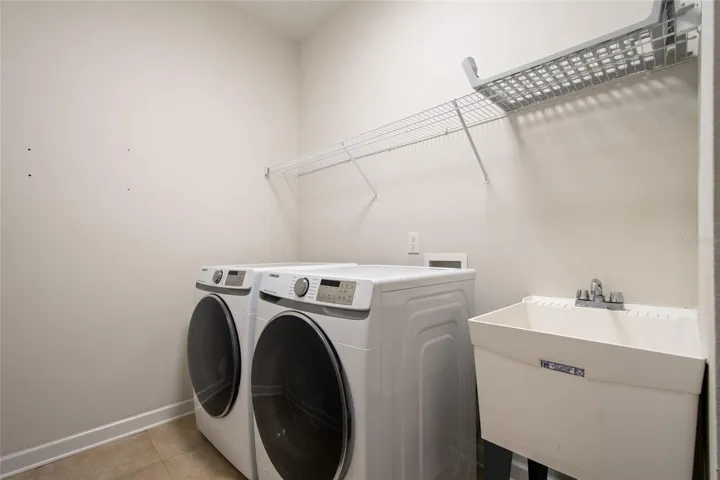 LARGE LAUNDRY ROOM