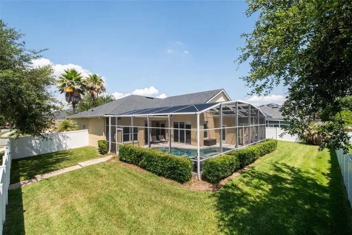 LARGE BACK YARD