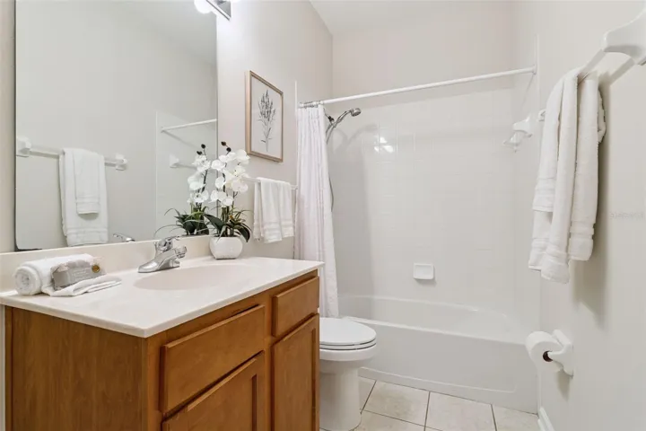 Guest Bathroom w/ tub/shower combo