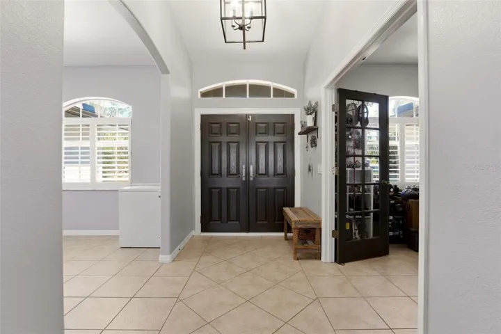 Foyer/Double door entry