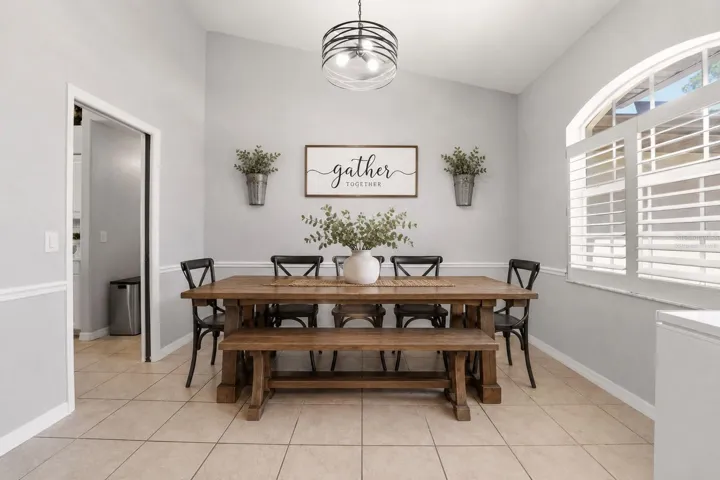 Virtually staged dining room
