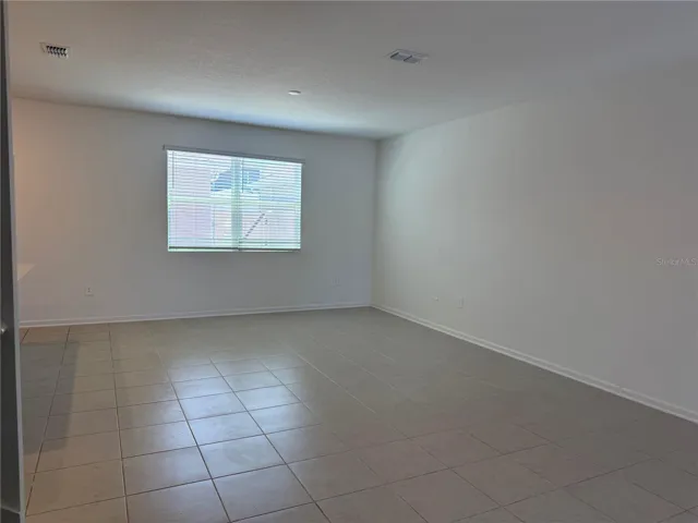 LIVING ROOM/DINNING