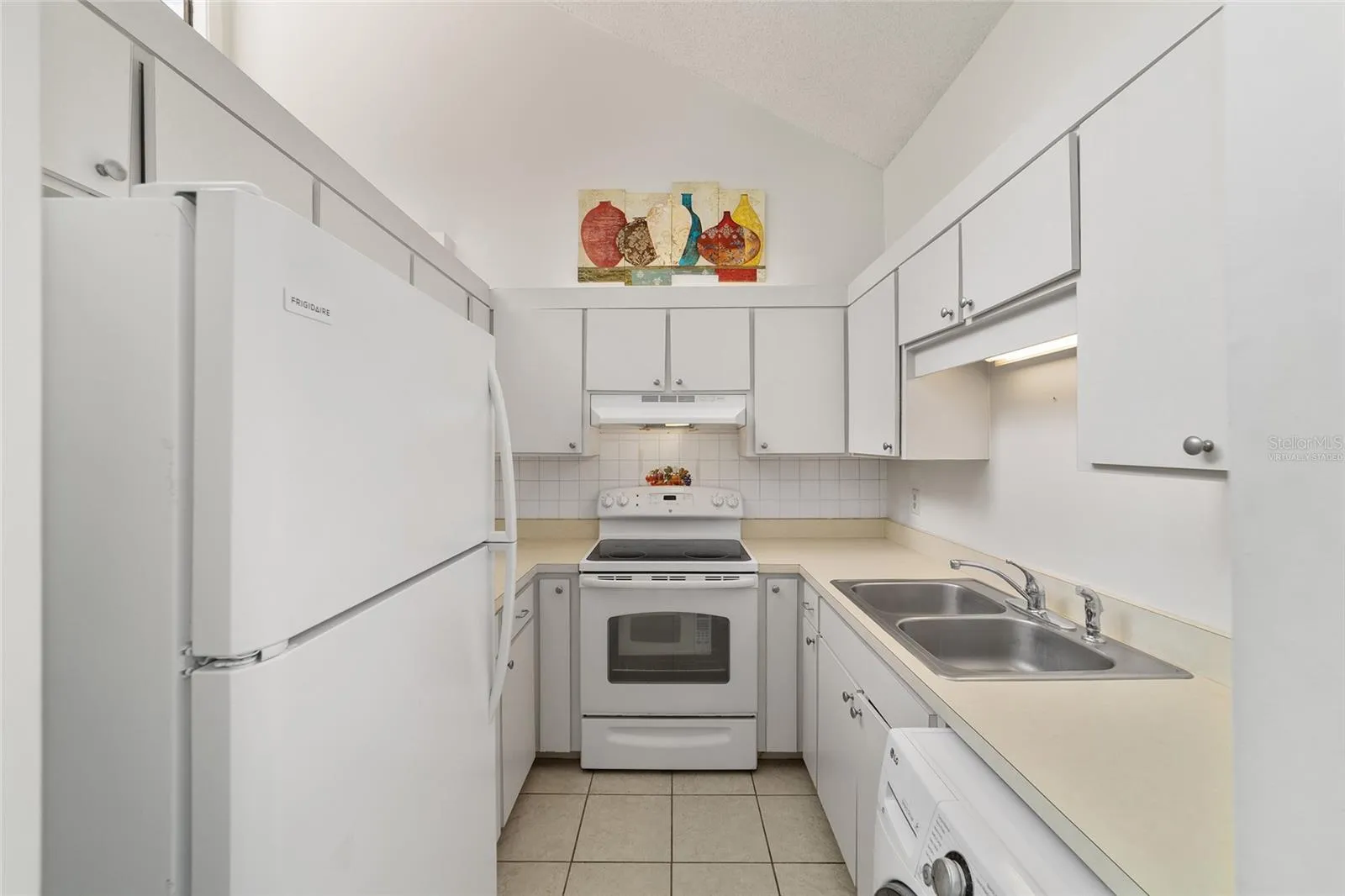 Cozy kitchen(Partially virtually staged