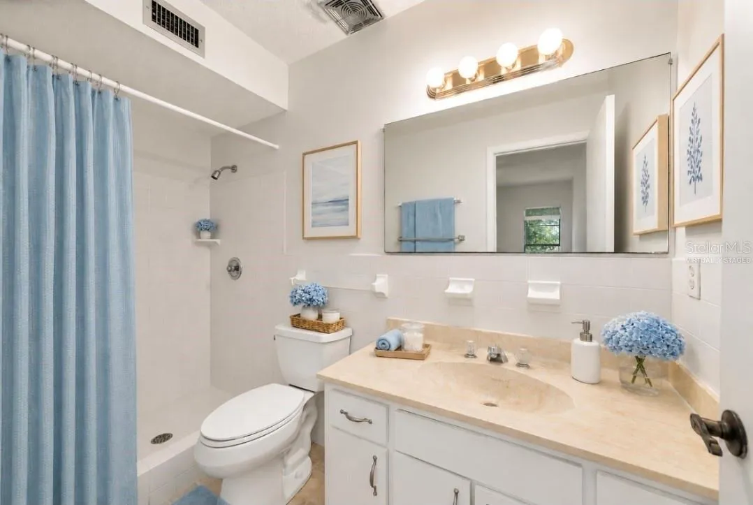 Primary bathroom(Partially virtually staged