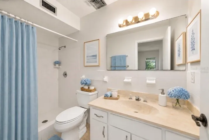 Primary bathroom(Partially virtually staged