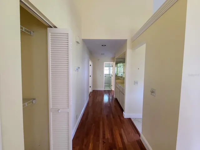 Hallway connecting living spaces. OM724494