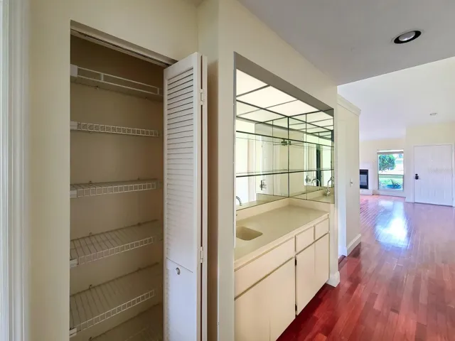 Wet bar adjacent to hallway. OM724494
