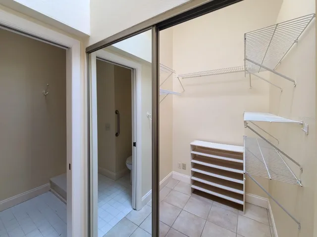 Spacious walk-in closet. OM724494