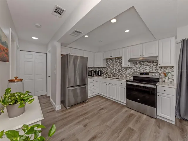 Plenty of Cam lights in Kitchen area