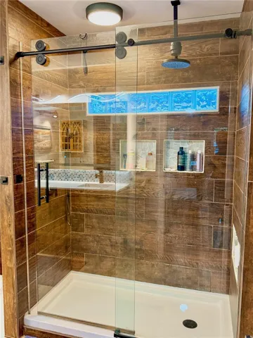 Walk-in shower with 2 shower heads, including rain shower