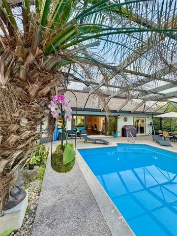Beautiful landscaping in screened-in lanai