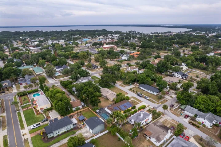 Proximity to Lake Eustis and Down Town