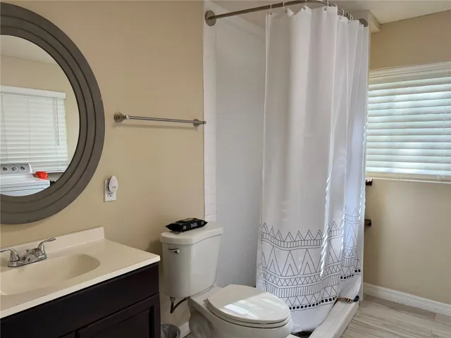 Bathroom 2 / with laundry