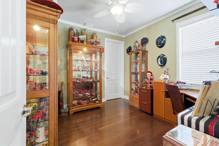 walk in closet crown molding