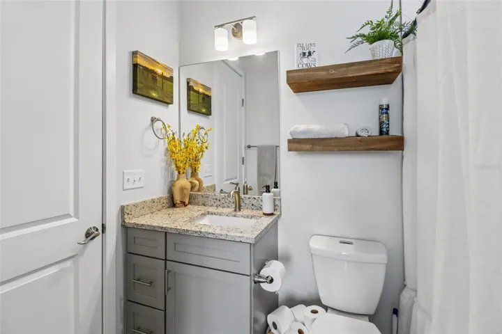 En-suite to front bedroom. Full bathroom with tub and shower over