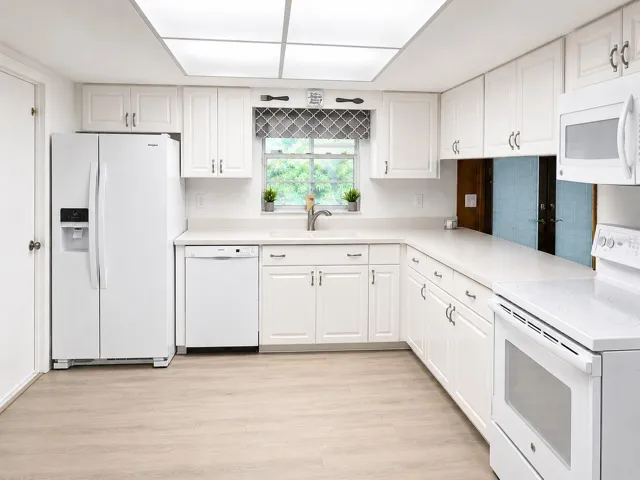 Spacious U-shaped kitchen