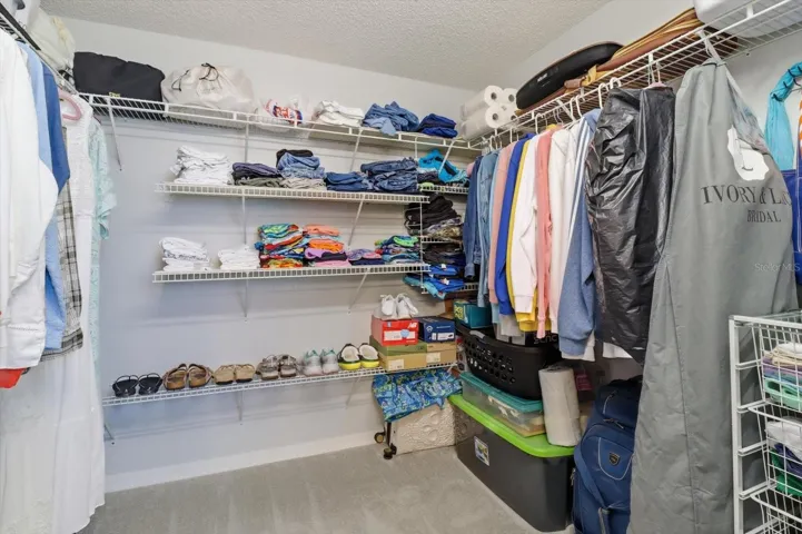 Large 7'x9' Walk-in Closet
