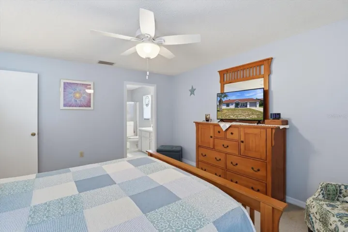 Master Bedroom w/ Walk-in Closet & Ensuite