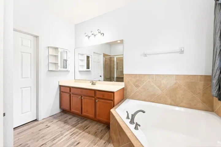 Primary en-suite bath.