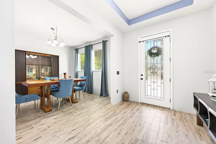 Formal dining/foyer.