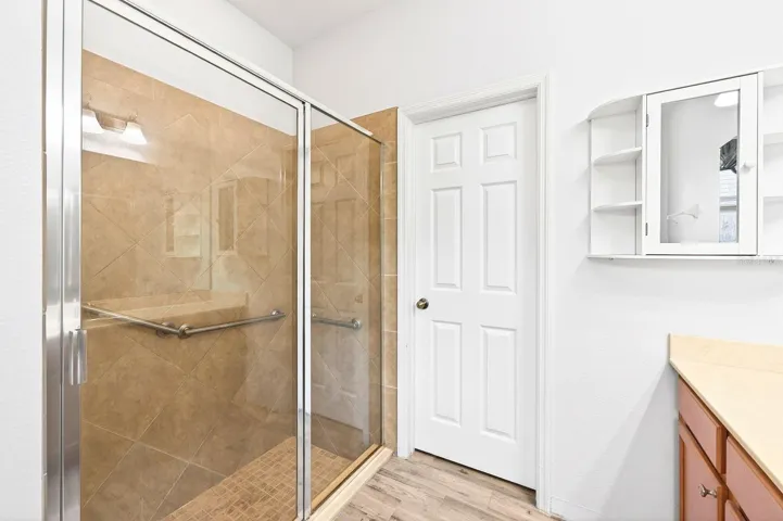 Primary en-suite bath.