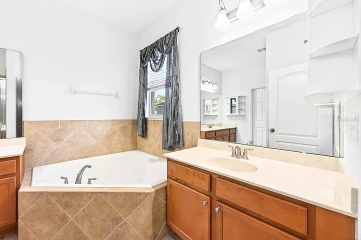 Primary en-suite bath.