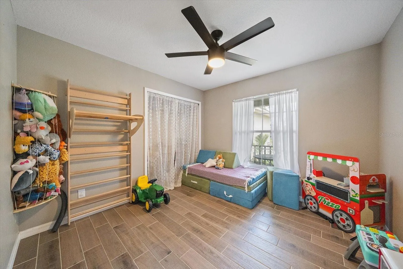 Bedroom 2 - with built-in closet