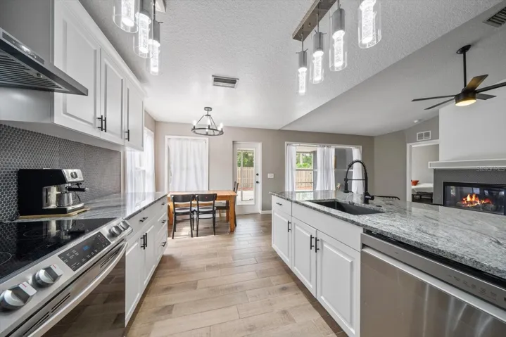 Kitchen &amp; dining room