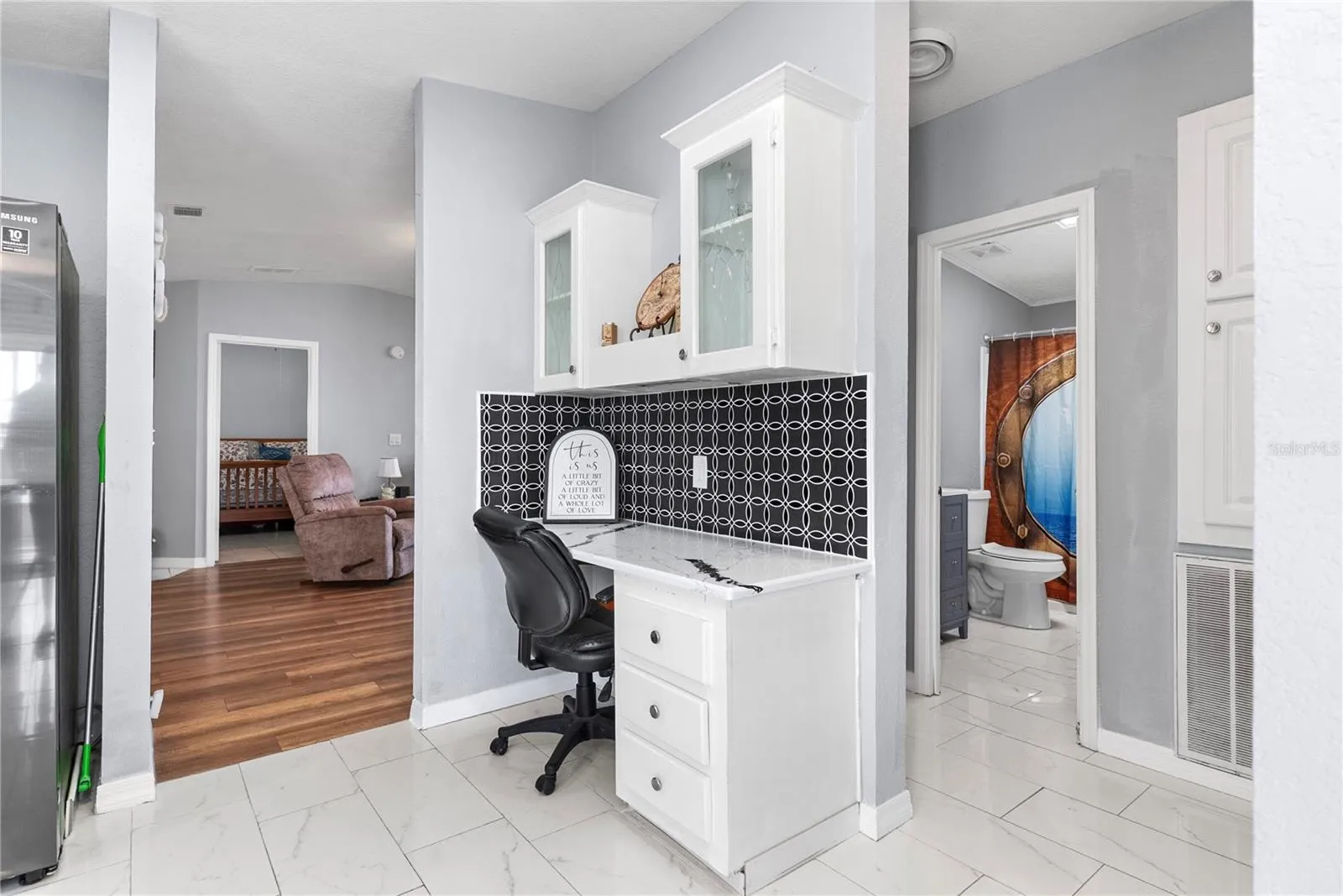 KITCHEN DESK & HUTCH