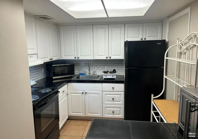 Kitchen with Eat-In Breakfast Bar, Modern Appliances