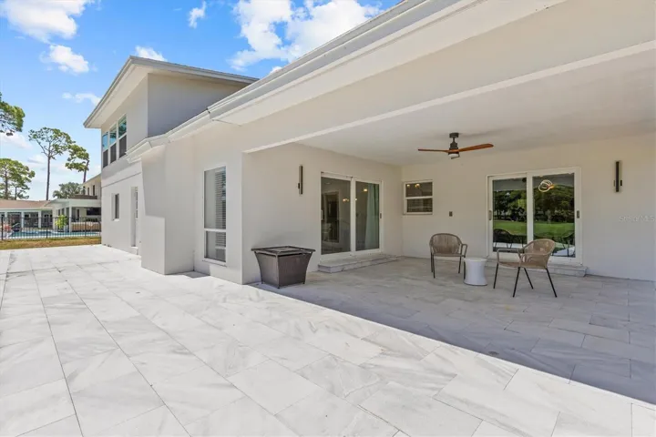 Outdoor lanai overlooking golf course