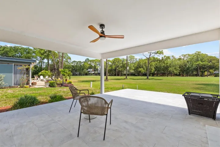 Outdoor lanai overlooking golf course