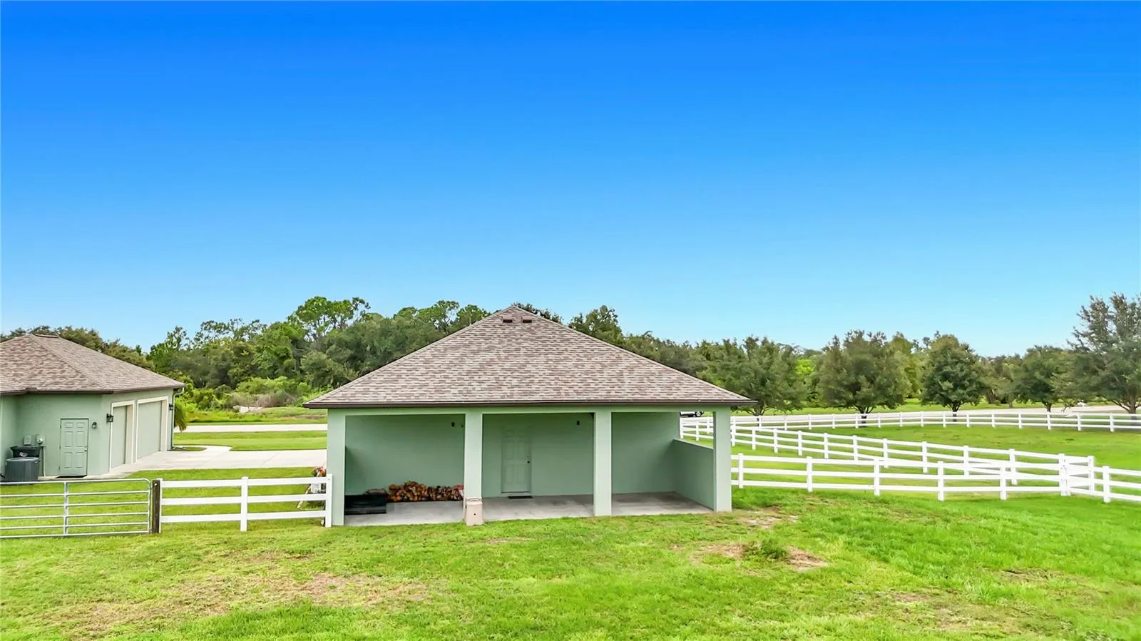 Detached garage covered parch or loafing shed for horses