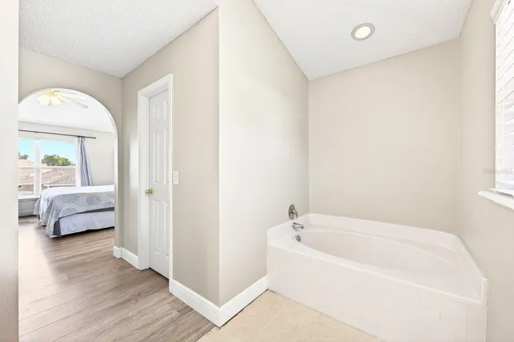 Primary en-suite bath.