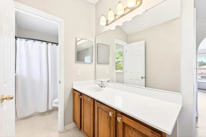 Primary en-suite bath.