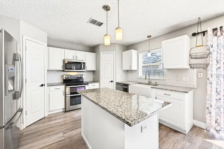 Prep island, granite counters.