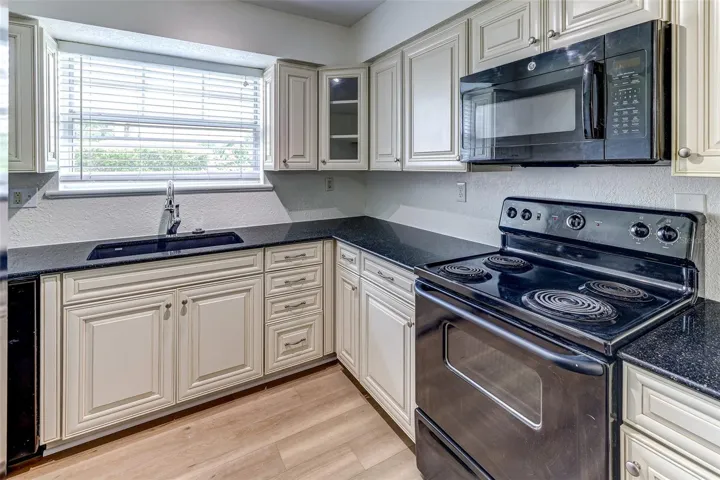 Kitchen with Farmhouse Sink