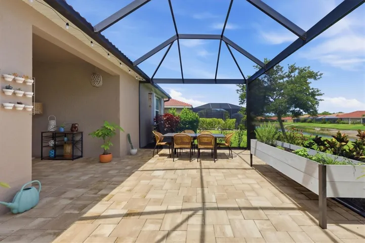Spacious lanai - room to grow herbs/vegetables