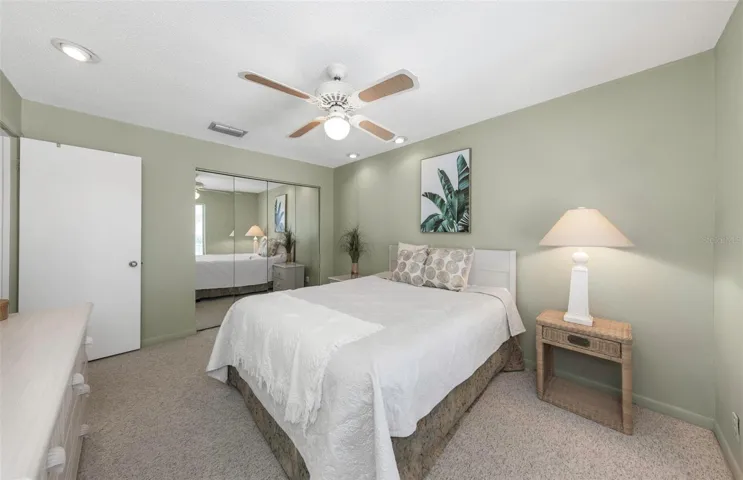 Large 3rd bedroom on mid level