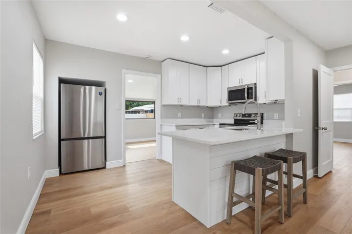 Kitchen / Breakfast Bar