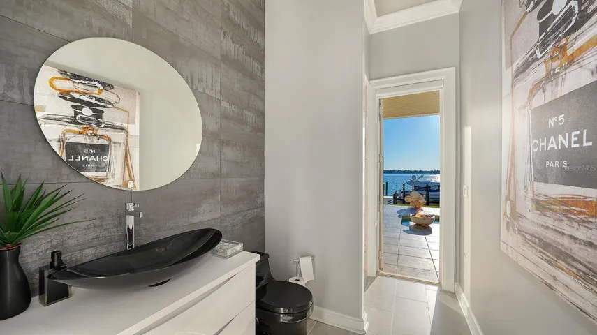 Guest / Pool Bath