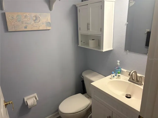 1/2 bath downstairs